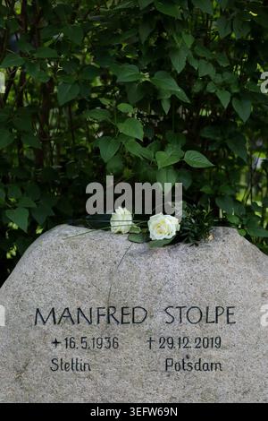 Blumen am Grab von Manfred Stolpe zu dessen 90. Geburtstag auf dem Bornstedter Friedhof à Potsdam, 16. Mai 2026. Manfred Stolpe *** fleurs sur la tombe de Manfred Stolpe à l'occasion de son 90e anniversaire au cimetière Bornstedt à Potsdam, le 16 mai 2026 Manfred Stolpe Banque D'Images