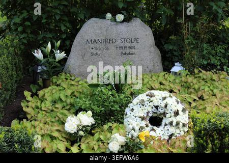 Blumen am Grab von Manfred Stolpe zu dessen 90. Geburtstag auf dem Bornstedter Friedhof à Potsdam, 16. Mai 2026. Manfred Stolpe *** fleurs sur la tombe de Manfred Stolpe à l'occasion de son 90e anniversaire au cimetière Bornstedt à Potsdam, le 16 mai 2026 Manfred Stolpe Banque D'Images