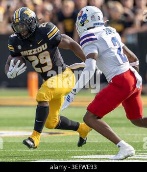 Kansas City, États-Unis. 15 mai 2026. Missouri Running back Ahmad Hardy (29) armoiries un défenseur du Kansas lors d'un match de football universitaire à Kansas City, Missouri le 23 novembre 2024. Hardy s'est précipité sur 1 649 yards pendant la saison 2025, s'établissant comme l'un des meilleurs Running back de la Southeastern Conference (SEC). (Photo par Emily Curiel/The Kansas City Star/TNS/SIPA USA) crédit : SIPA USA/Alamy Live News Banque D'Images