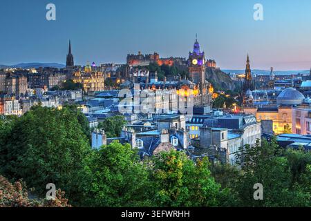 Coucher de soleil sur Édimbourg, Écosse (Royaume-Uni) depuis Calton Hill, avec le château d'Édimbourg et quelques autres monuments de la ville. Banque D'Images