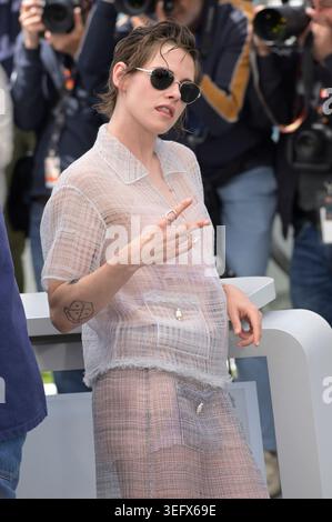 Cannes, France. 16 mai 2026. L'actrice AMÉRICAINE Kristen Stewart pose lors d'un appel photo pour le film 'Full Phil' lors de la 79e édition du Festival de Cannes à Cannes, France, le 16 mai 2026. Photo de Rocco Spaziani/UPI crédit : UPI/Alamy Live News Banque D'Images