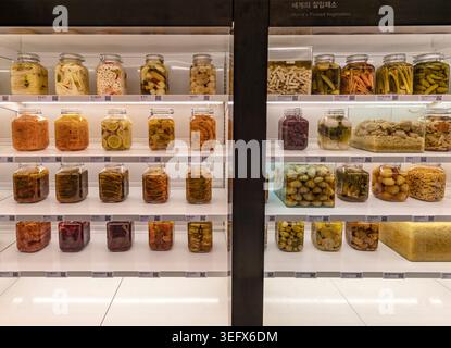 Séoul, Corée du Sud - 26 décembre 2025 : mur d'affichage mondial des légumes marinés avec Kimchi et aliments fermentés mondiaux dans des pots en verre au musée Kimchi Banque D'Images