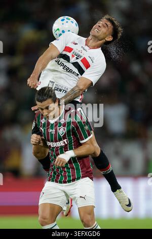 Rio de Janeiro, Brésil. 16 mai 2026. RIO DE JANEIRO, BRÉSIL - 16 MAI : ENZO Díaz de Sao Paulo dirige le ballon lors du match entre Fluminense et Sao Paulo dans le cadre de Brasileirao 2026 au stade Maracana le 16 mai 2026 à Rio de Janeiro, Brésil. Crédit : Ruano Carneiro/Alamy Live News Banque D'Images