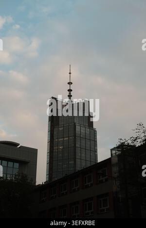 Gratte-ciel moderne avec antenne contre le ciel Banque D'Images