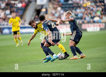 Philadelphie, Pennsylvanie, États-Unis. 16 mai 2026. NATHAN Harriel (26) et CAVAN SULLIVAN (6) de Philadelphia Union se battent pour le ballon contre DIEGO ROSSI (10) de Columbus Crew lors du match au Subaru Park à Chester PA (crédit image : © Ricky Fitchett/ZUMA Press Wire) USAGE ÉDITORIAL SEULEMENT ! Non destiné à UN USAGE commercial ! Crédit : ZUMA Press, Inc/Alamy Live News Banque D'Images