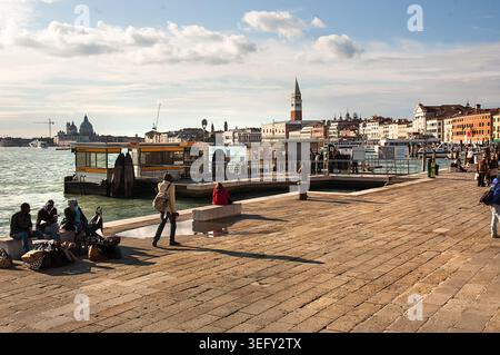 Venise, Italie - 29 octobre 2009 : touristes sur Riva Ca di Dio contre vue sur Grand Channel et Santa Maria della Salute. La ville a beaucoup attiré Banque D'Images