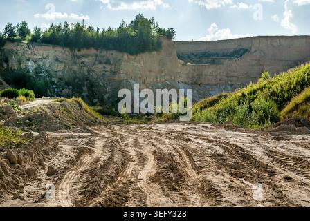 Paysage avec une route vers la carrière d'argile Banque D'Images