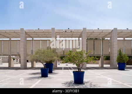 Architecture moderne du Musée national de Bahreïn sous un ciel bleu clair dans la capitale de Manama, Bahreïn Banque D'Images