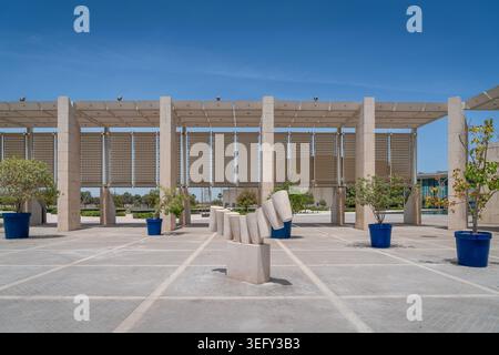 Architecture moderne du Musée national de Bahreïn sous un ciel bleu clair dans la capitale de Manama, Bahreïn Banque D'Images
