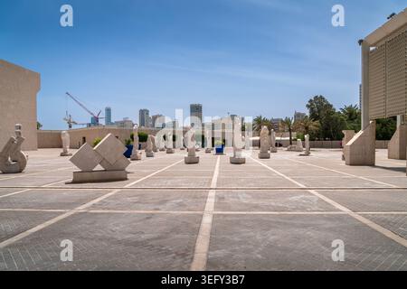 Architecture moderne du Musée national de Bahreïn sous un ciel bleu clair dans la capitale de Manama, Bahreïn Banque D'Images