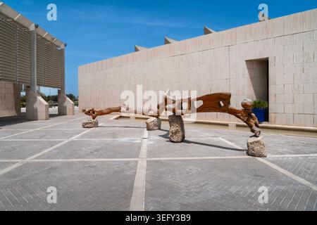 Architecture moderne du Musée national de Bahreïn sous un ciel bleu clair dans la capitale de Manama, Bahreïn Banque D'Images