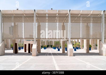 Architecture moderne du Musée national de Bahreïn sous un ciel bleu clair dans la capitale de Manama, Bahreïn Banque D'Images
