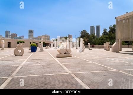 Architecture moderne du Musée national de Bahreïn sous un ciel bleu clair dans la capitale de Manama, Bahreïn Banque D'Images