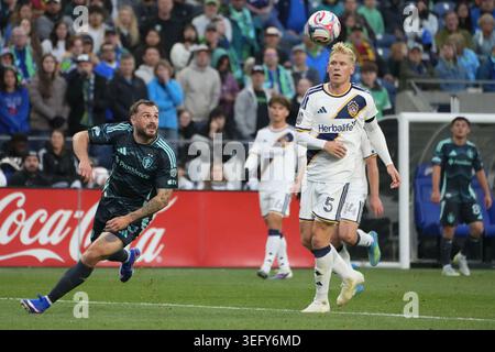 Seattle, WA, États-Unis. 16 mai 2026. L'attaquant Jordan Morris (13 ans) des Seattle Sounders FC suit un ballon devant le défenseur DE LA Galaxy Jakob Glesnes (5 ans) lors de la deuxième moitié d'un match en MLS au Lumen Field. Nate Koppelman / Alamy Live News Banque D'Images