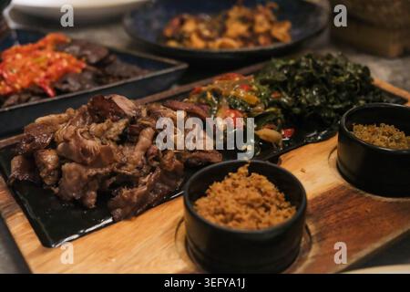 SEI Sapi Semesta, un plat de bœuf fumé indonésien connu pour sa riche saveur fumée et sa texture tendre, servi avec des plats d'accompagnement traditionnels. Banque D'Images