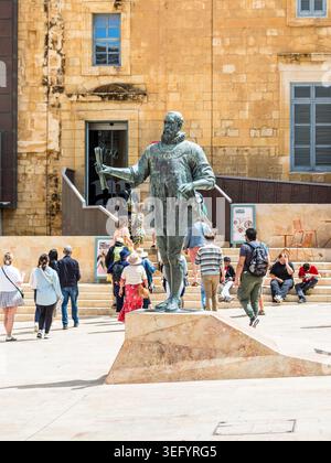 La Valette, Malte – 16 mai 2025 : Monument au Grand Maître Jean Parisot de Valette à la Valette, Malte, entouré de touristes et d'arc calcaire historique Banque D'Images