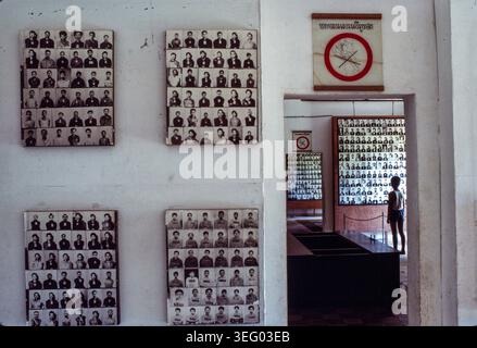 Cambodge : les Khmers rouges photographiaient leurs victimes avant de les tuer à Toul Sleng, une ancienne école de Phnom Penh. Entre décembre 1975 et juin 1978, au moins 12 000 personnes sont mortes lentement ici. La plupart des victimes étaient elles-mêmes Khmers rouges, mais d’une faction dénoncée ou soupçonnée de travailler pour la CIA, le KGB ou Hanoi ou les trois. Des familles entières étaient confinées dans de petites cellules attachées à une seule barre de fer. Banque D'Images