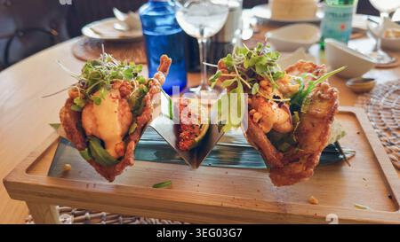 Tacos croustillants aux crevettes avec microgreens et sauce Banque D'Images