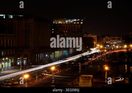 Le paysage urbain de la Havane présente une architecture historique et des sentiers de lumière de voiture pendant une vue nocturne longue exposition Banque D'Images