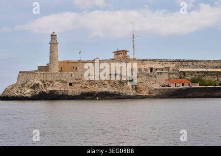 Château El Morro et phare debout sur la côte rocheuse protégeant la baie de la Havane Banque D'Images