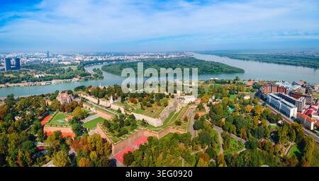 Vue panoramique aérienne du parc Kalemegdan et de la forteresse de Belgrade au confluent des rivières en Serbie Banque D'Images