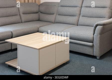 Set de canapé gris textile avec table en bois. Horizontalement. Banque D'Images