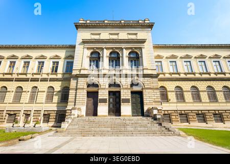Musée archéologique de Varna vue de façade. Varna est la plus grande ville et station balnéaire sur la côte de la mer Noire en Bulgarie. Banque D'Images