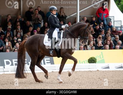 Hambourg, Allemagne. 17 mai 2026. Sport équestre : saut, saut allemand et Derby de dressage, Almased Derby allemand de dressage : Isabell Werth d'Allemagne chevauche Viva Gold Old. Crédit : Daniel Bockwoldt/dpa/Alamy Live News Banque D'Images