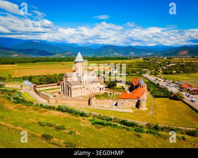 Vue panoramique aérienne du complexe du monastère d'Alaverdi à Kakheti. Kakheti est une région de l'est de la Géorgie dont la capitale est Telavi. Banque D'Images