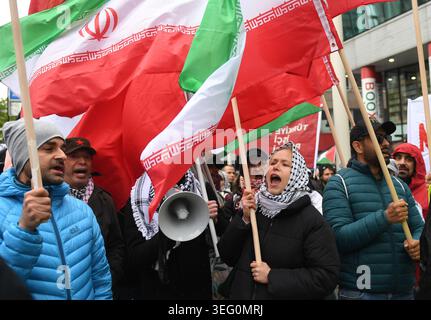 Vienne, Autriche. 16 mai 2026. Des manifestants arborant les drapeaux nationaux iraniens participent à un rassemblement contre le concours Eurovision de la chanson à Vienne, en Autriche, le 16 mai 2026. Le concours Eurovision de la chanson 2026 s'est terminé par sa grande finale à Vienne samedi, mais le 70e anniversaire de l'événement a été éclipsé par sa crise la plus profonde jamais connue, alors que cinq pays boycottaient la compétition sur la participation d'Israël, exposant les fissures de plus en plus grandes à travers l'Europe. POUR ALLER AVEC 'Roundup : Political Cracks mar concours Eurovision de la chanson 70e anniversaire' crédit : HE Canling/Xinhua/Alamy Live News Banque D'Images
