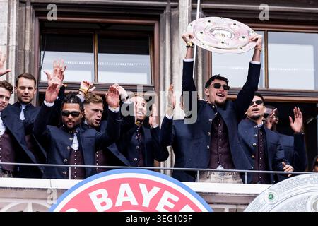 MUNICH, ALLEMAGNE - 17 MAI : Aleksandar Pavlovic (FC Bayern Muenchen, 45) avec le trophée sur le balcon lors de la Meisterfeier du FC Bayern Muenchen à Marienplatz le 17 mai 2026 à Munich, Allemagne. Banque D'Images