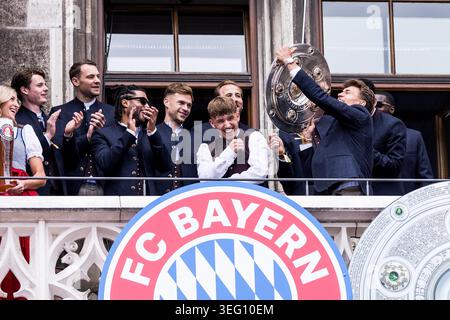 MUNICH, ALLEMAGNE - 17 MAI : Tom Bischof (FC Bayern Muenchen, 20 ans) avec le trophée sur le balcon lors de la Meisterfeier du FC Bayern Muenchen à Marienplatz le 17 mai 2026 à Munich, Allemagne. Banque D'Images
