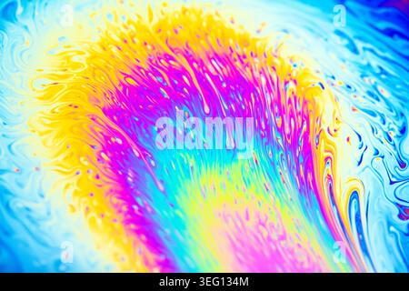 Un mélange enchanteur de couleurs créant un motif tourbillon abstrait fascinant dans l'art fluide Banque D'Images