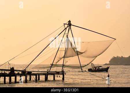 Inde, État du Kerala, Fort cochin ou Kochi, filets de pêche chinois importés par les commerçants chinois aux XIVe et XVe siècles Banque D'Images