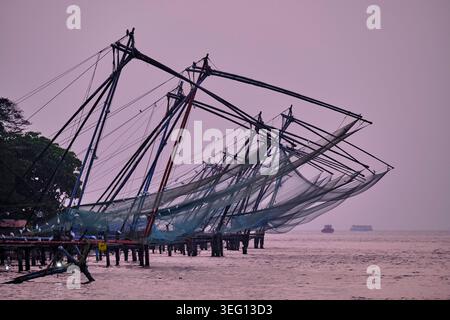 Inde, État du Kerala, Fort cochin ou Kochi, filets de pêche chinois importés par les commerçants chinois aux XIVe et XVe siècles Banque D'Images