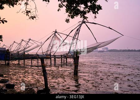 Inde, État du Kerala, Fort cochin ou Kochi, filets de pêche chinois importés par les commerçants chinois aux XIVe et XVe siècles Banque D'Images