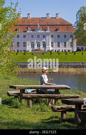 Schloss Meseberg, maison d'hôtes du gouvernement fédéral allemand, lieu de repos, femme buvant du café, lac Huwenow, Meseberg, Brandebourg, Allemagne Banque D'Images