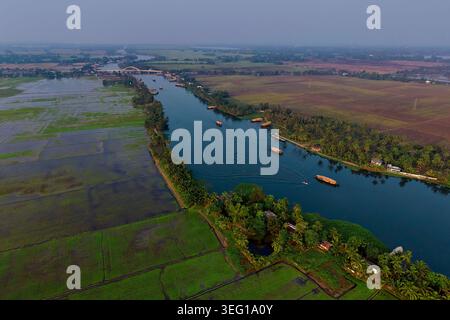 Inde, Etat du Kerala, Alleppey, Backwaters, houseboat pour touriste construit dans le style des anciens bateaux de transport de riz, vue aérienne // I Banque D'Images