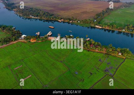 Inde, Etat du Kerala, Alleppey, Backwaters, houseboat pour touriste construit dans le style des anciens bateaux de transport de riz, vue aérienne // I Banque D'Images