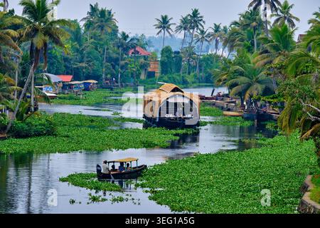 Inde, État du Kerala, Alleppey, backwaters, péniche touristique construite dans le style des vieux bateaux de transport de riz Banque D'Images