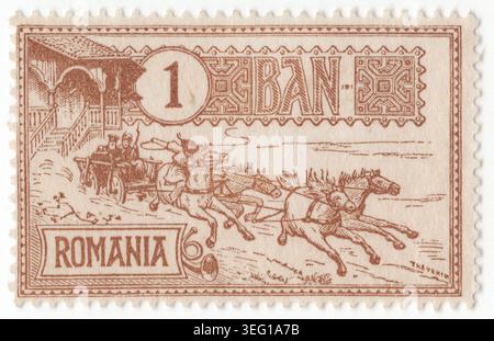ROUMANIE - 1903 : 1 timbre-poste gris-brun interdit représentant un entraîneur de courrier quittant le bureau de poste. Un chariot postal traditionnel tiré par des chevaux, connu sous le nom de calash, se précipitant d'une station de poste rurale. Un chauffeur fouette une équipe de quatre chevaux galopants à travers un paysage ouvert pour livrer le courrier. À l'intérieur de la voiture, deux passagers, dont un fonctionnaire en uniforme, sont assis. Une corne de poteau se trouve au premier plan. La scène capture la nature vitale des premiers moyens de transport, émis pour commémorer l'ouverture du nouveau Palais de la poste à Bucarest, une étape importante pour le réseau de communication moderne du pays Banque D'Images