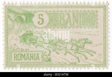 ROUMANIE - 1903 : timbre-poste vert pâle de 5 Ban représentant un entraîneur de courrier quittant le bureau de poste. Un chariot postal traditionnel tiré par des chevaux, connu sous le nom de calash, se précipitant d'une station de poste rurale. Un chauffeur fouette une équipe de quatre chevaux galopants à travers un paysage ouvert pour livrer le courrier. À l'intérieur de la voiture, deux passagers, dont un fonctionnaire en uniforme, sont assis. Une corne de poteau se trouve au premier plan. La scène capture la nature vitale des premiers moyens de transport, émis pour commémorer l'ouverture du nouveau Palais de la poste à Bucarest, une étape importante pour le réseau de communication moderne du pays Banque D'Images