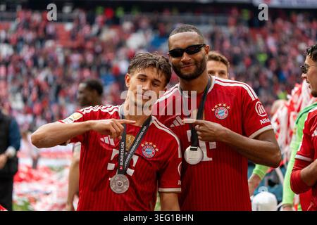 Tom Bischof (FC Bayern Muenchen, #20) und Jonathan Tah (FC Bayern Muenchen, #04), GER, FC Bayern Muenchen vs. 1. FC Koeln, Fussball, 1. Bundesliga, 34. Spieltag, Spielzeit 2025/2026, 16.05.2026, LES RÈGLEMENTS du LDF INTERDISENT TOUTE UTILISATION DE PHOTOGRAPHIES COMME SÉQUENCES D'IMAGES ET/OU QUASI-VIDÉO, Foto : Eibner-Pressefoto/Edward Cheung Banque D'Images
