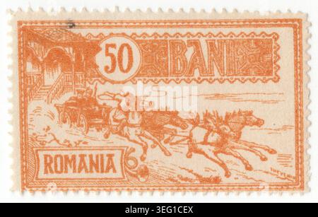 ROUMANIE - 1903 : 50 interdire le timbre-poste orange représentant un entraîneur de courrier quittant le bureau de poste. Un chariot postal traditionnel tiré par des chevaux, connu sous le nom de calash, se précipitant d'une station de poste rurale. Un chauffeur fouette une équipe de quatre chevaux galopants à travers un paysage ouvert pour livrer le courrier. À l'intérieur de la voiture, deux passagers, dont un fonctionnaire en uniforme, sont assis. Une corne de poteau se trouve au premier plan. La scène capture la nature vitale des premiers moyens de transport, émis pour commémorer l'ouverture du nouveau Palais de la poste à Bucarest, une étape importante pour le réseau de communication moderne du pays Banque D'Images