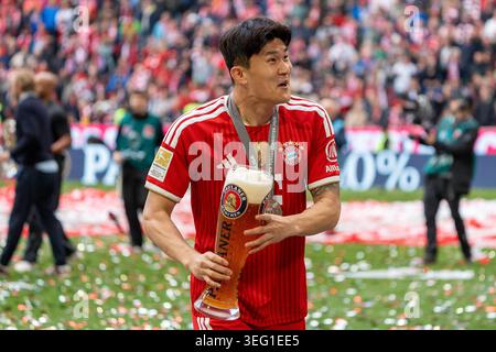 Minjae Kim (FC Bayern Munich, #03) avec un verre de Paulaner Weissbier à la main, GER, FC Bayern Munich vs FC Cologne, Football, 1. Bundesliga [Bundesliga], 34e Journée, saison 2025/2026, 16.05.2026, LES RÈGLEMENTS du LDF INTERDISENT TOUTE UTILISATION DE PHOTOGRAPHIES Banque D'Images
