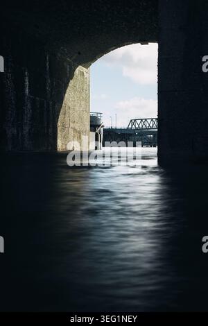 Pembroke Docks historique, jetée en eau profonde à six arcs. Il a été construit pour faciliter l'équipement des navires de guerre dans l'ancien Royal Navy Dockyard. Banque D'Images