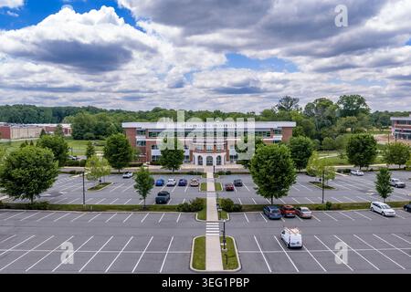 Une photographie rapprochée par drone aérien d'une façade de bâtiment universitaire primaire sur le campus Brandywine de l'Université Wilmington, New Castle, Delaware, pro Banque D'Images