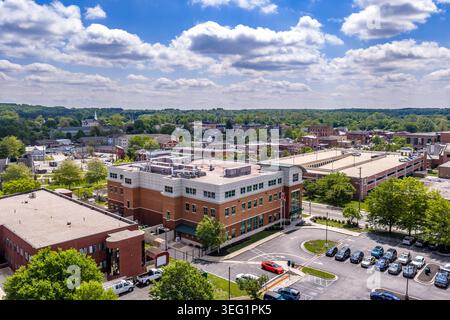 Une photographie aérienne par drone du centre-ville d'Elkton, le siège du comté de Cecil, Maryland, montrant les bâtiments civiques de la ville, le gouvernement Banque D'Images