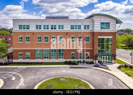 Une photographie rapprochée par drone aérien du bâtiment du collège d'art de cecil dans le centre-ville d'Elkton, Banque D'Images