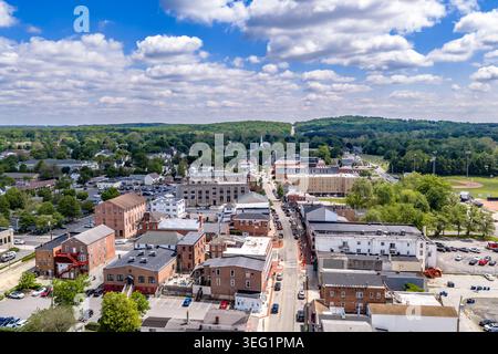 Une large photographie panoramique par drone aérien du quartier commercial du centre-ville d'Elkton, comté de Cecil, Maryland, offrant une vue panoramique Banque D'Images